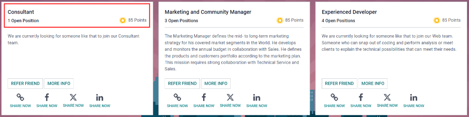 صفحه 'مشاهده مشاغل'، نمایش تمام موقعیت‌های شغلی باز فعلی. تمام اطلاعات روی کارت نمایش داده می‌شود.