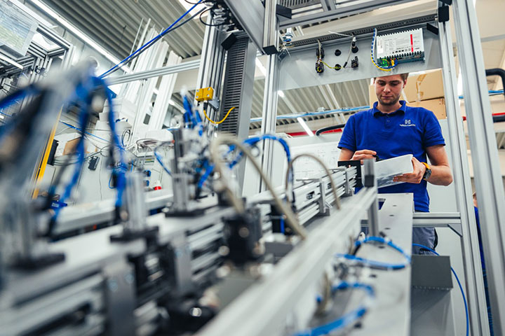 Evolution in maintenance, repairs and production lines تحول در نگهداری، تعمیرات و خطوط تولید