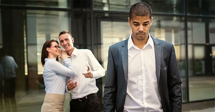 نظرات تبعیض‌آمیز